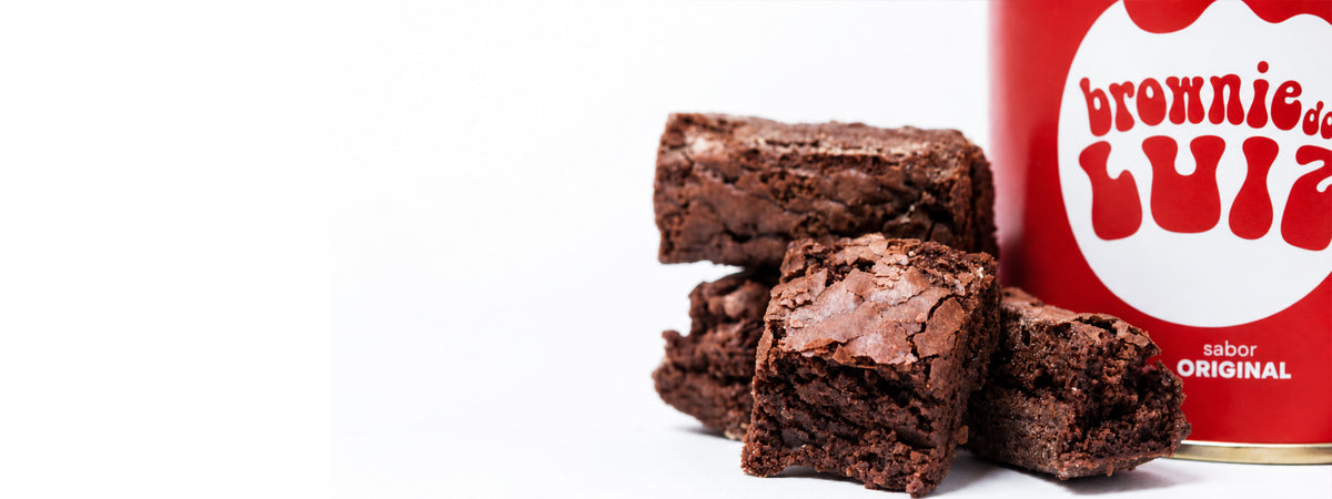 Casquinhas de brownie empilhadas ao lado da lata Original do Brownie do Luiz