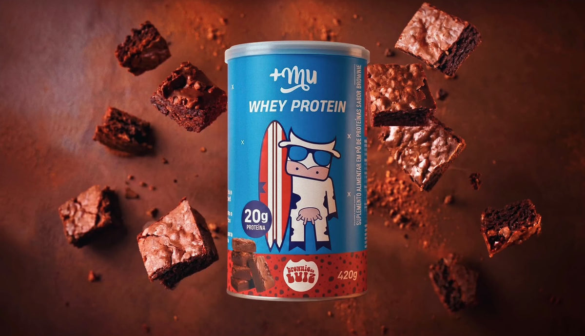 Lata de whey protein sabor brownie cercada por pedaços de brownie