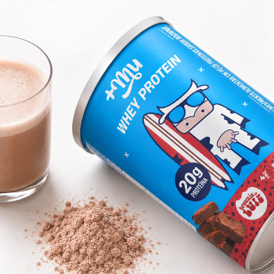 Lata de whey protein sabor brownie ao lado de shake e proteína em pó