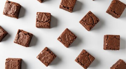 Mini brownies de 20g do Brownie do Luiz, sabor original, dispostos fora da embalagem sobre fundo branco, com textura crocante e macia