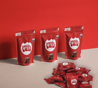 Brownie Bites original 160g do Brownie do Luiz – embalagem com 8 mini brownies de 20g, pilha de embalagens individuais ao lado